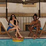 Cave Rooms&pool ホテル