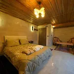 ホテル Cave Rooms&pool