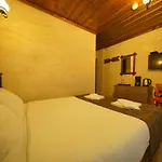 Cave Rooms&pool ホテル 2*