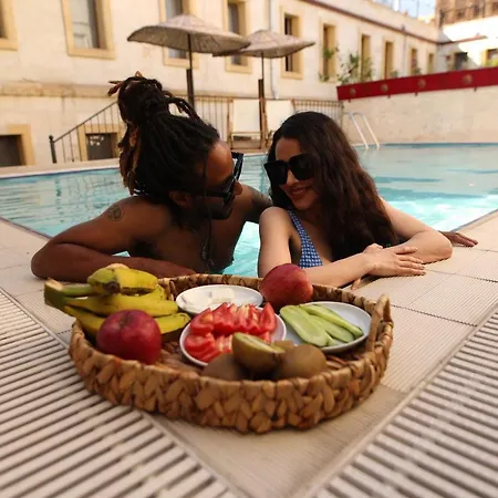 Cave Rooms&pool ホテル