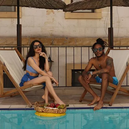 Cave Rooms&pool ホテル