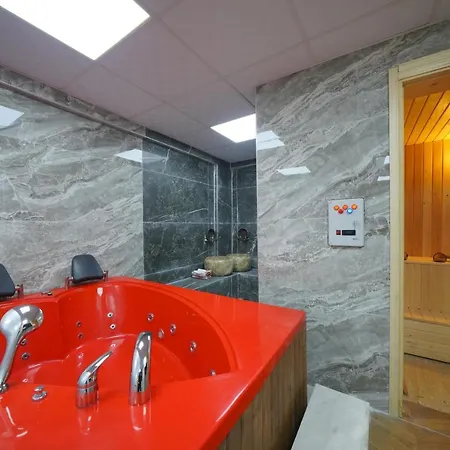 ホテル Cave Rooms&pool
