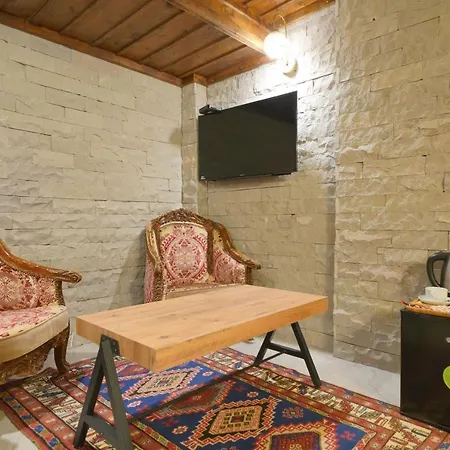 Cave Rooms&pool ホテル