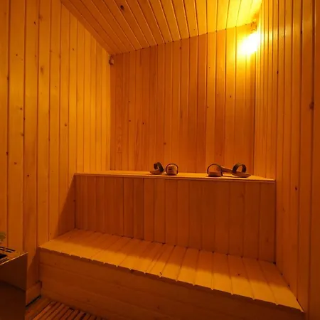 ホテル Cave Rooms&pool 2*