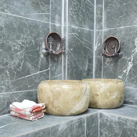 Cave Rooms&pool Готель 2*