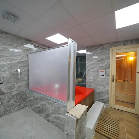 Cave Rooms&pool ホテル 2*