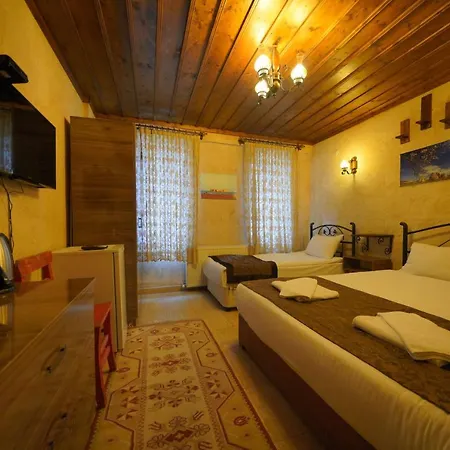 מלון Cave Rooms&pool