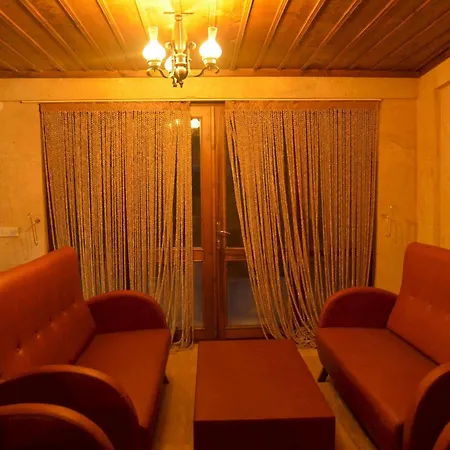 ホテル Cave Rooms&pool