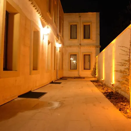 Cave Rooms&pool Готель 2*