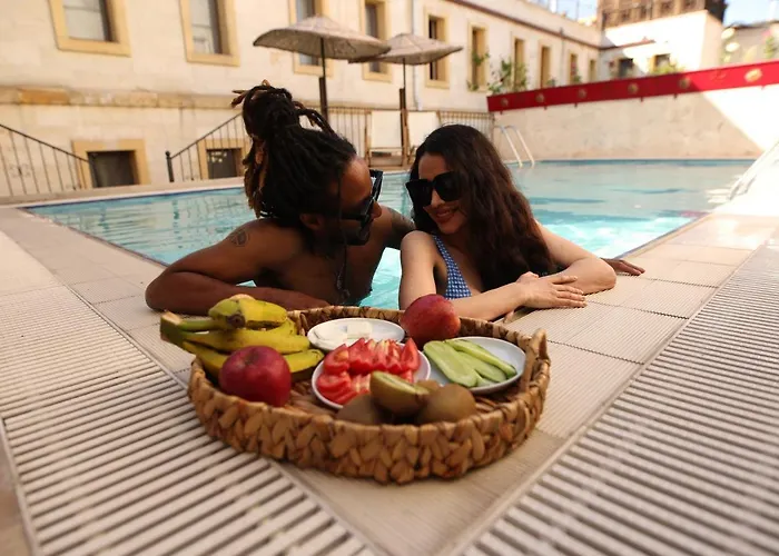 Cave Rooms&pool Hotel